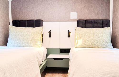 Ardesen Hotel | Riverside Tinyhouse
