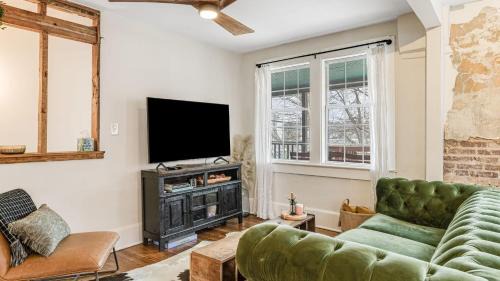Woodfin Casa | Riverside Trade Retreat AvantStay Industrial-Chic Near Downtown Asheville