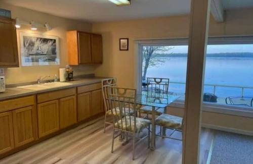 Pontoosuc Casa | Riverside Waterfront on the Mississippi River