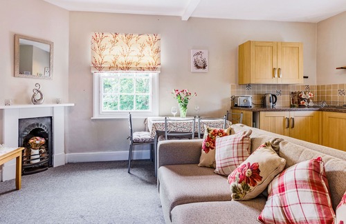 Craven Arms Cabaña | Riverside, STOKESAY