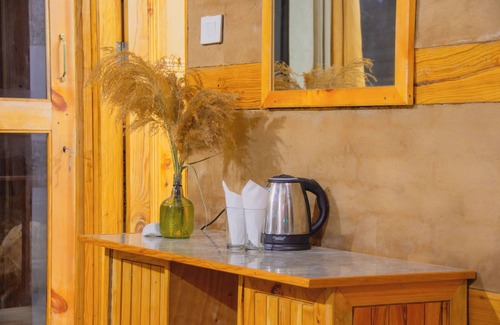Banjar Cabaña | Riverside wooden cottages with a great valley-scape