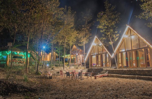 Banjar Cabaña | Riverside wooden cottages with a great valley-scape