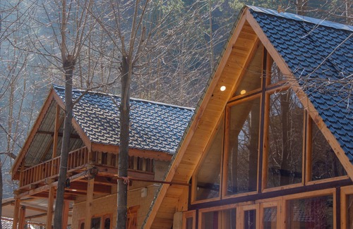 Banjar Cabaña | Riverside wooden cottages with a great valley-scape
