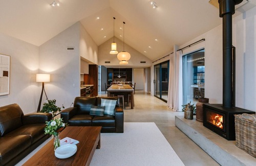 Wanaka Casa | Riverslea | Sleeps 10 | Pool