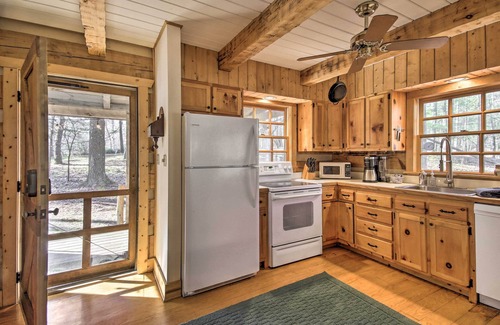 Slanesville Cabina | ‘Riversong’ Cabin w/ Fire Pit on North River