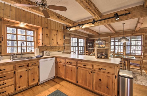 Slanesville Cabina | ‘Riversong’ Cabin w/ Fire Pit on North River