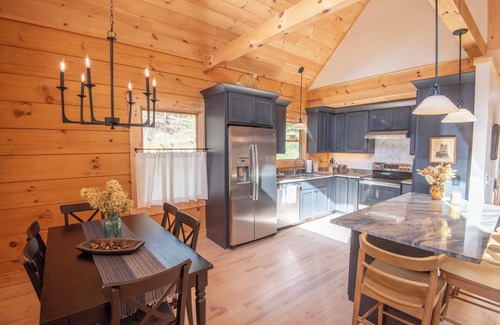 Warrensville Cabina | Riverstead Cabin - Riverfront + Wrap Around Porch + Smart TVs + Gas Fireplace + Hot Tub
