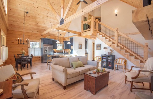 Warrensville Cabina | Riverstead Cabin - Riverfront + Wrap Around Porch + Smart TVs + Gas Fireplace + Hot Tub