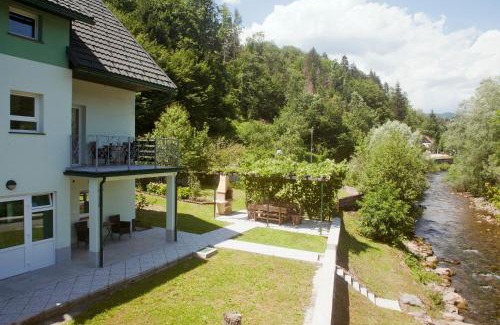 Zamost Apartamento | Riverview apartment Three Springs Tri Zvira