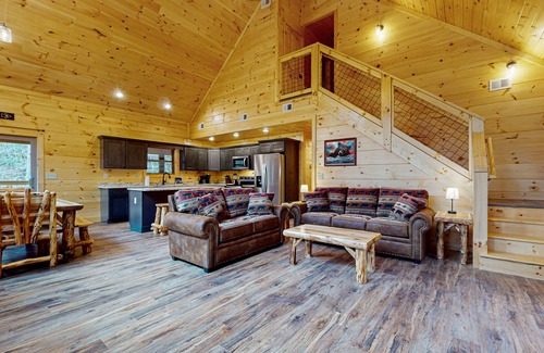 Rocky Grove Cabina | Riverview cabin w/free attraction tickets, hot tub, firepit, arcade & air hockey