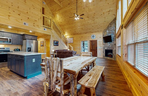 Rocky Grove Cabina | Riverview cabin w/free attraction tickets, hot tub, firepit, arcade & air hockey