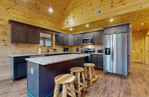 Rocky Grove Cabina | Riverview cabin w/free attraction tickets, hot tub, firepit, arcade & air hockey