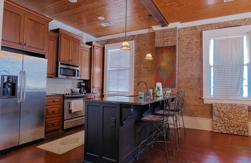 Natchez Condominio | Riverview Condo | 1/1.5, Downtown, Washer/Dryer