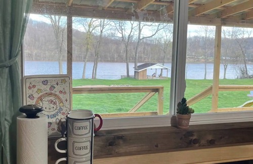 Long Bottom Cabina | Riverview Escape Cabins on the Ohio River Pet Friendly Fishing Weddings Relax