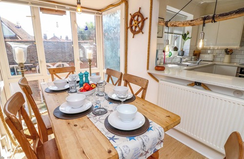 Hamble-le-Rice Cabaña | RIVERVIEW, pet friendly, country holiday cottage in Hamble