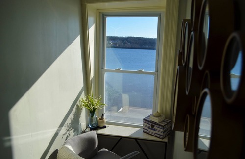 Somerset Casa | RiverView Retreat – Where Classic Charm Meets Coastal Comfort