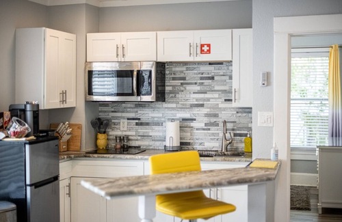 Melbourne Apartamento | Riverview Yellow: Downtown Melbourne Apartment