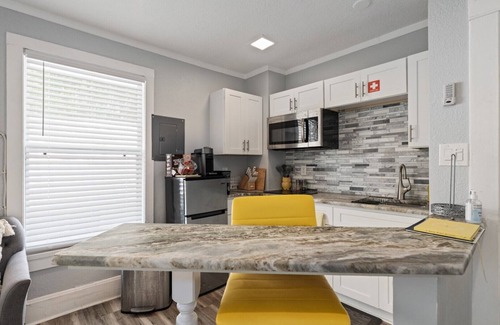 Melbourne Apartamento | Riverview Yellow: Downtown Melbourne Apartment
