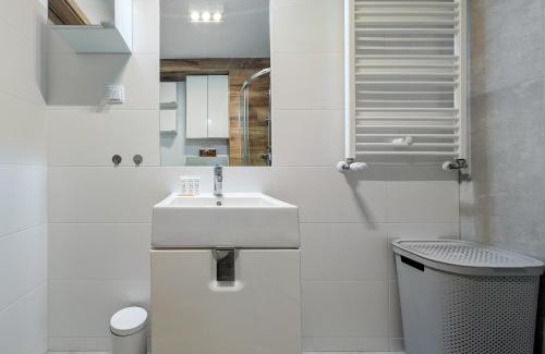 Fabryczna Apartamento | Riverwalk Charming Apartment by BookingHost