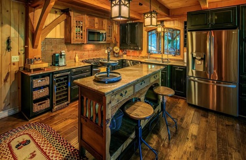 Lansing Cabina | Riverwind Lodge - Luxury Riverfront Lodge - Outdoor/Indoor Fireplaces - Privacy & Views