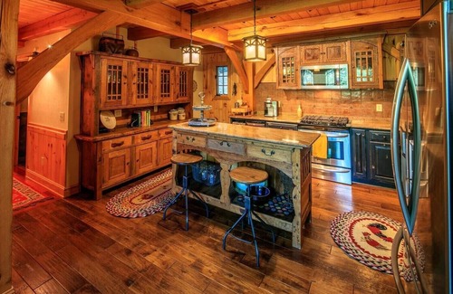 Lansing Cabina | Riverwind Lodge - Luxury Riverfront Lodge - Outdoor/Indoor Fireplaces - Privacy & Views