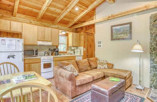 Brightwood Cabina | Riverwood Hideaway - Romantic, Secluded Riverfront Cabin, Hot Tub, Dogs Welcome