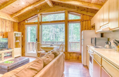 Brightwood Cabina | Riverwood Hideaway - Romantic, Secluded Riverfront Cabin, Hot Tub, Dogs Welcome