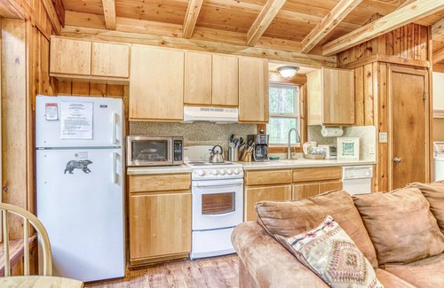 Brightwood Cabina | Riverwood Hideaway - Romantic, Secluded Riverfront Cabin, Hot Tub, Dogs Welcome