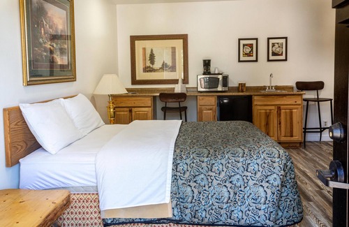 Delta Casa | Riverwood Inn Hotel Signature Queen Suite