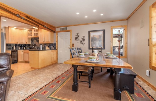 Leavenworth Casa | Riverwood Lodge-River! Views! Yard! Hot Tub! BBQ