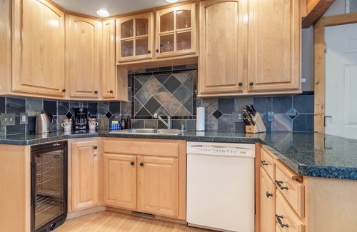 Leavenworth Casa | Riverwood Lodge-River! Views! Yard! Hot Tub! BBQ
