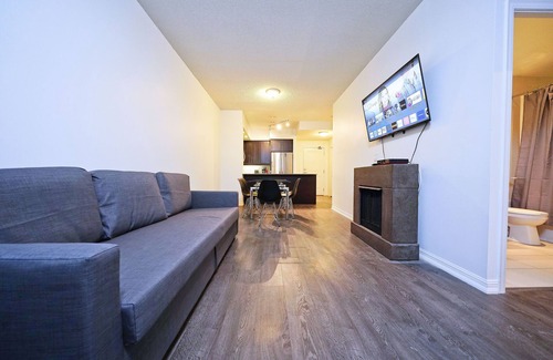 Fashion District Apartamento | RivetStays - The Adelaide Suites