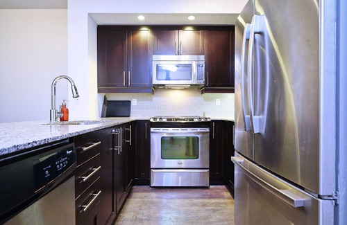 Fashion District Apartamento | RivetStays - The Adelaide Suites