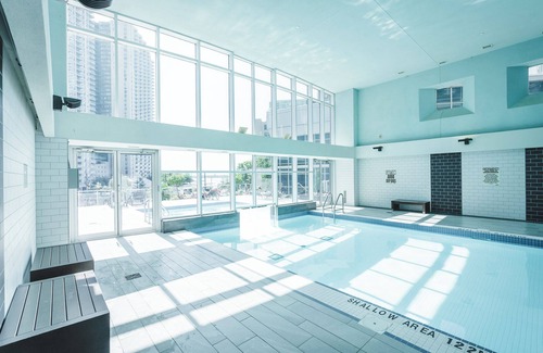 Fashion District Apartamento | RivetStays - The Adelaide Suites