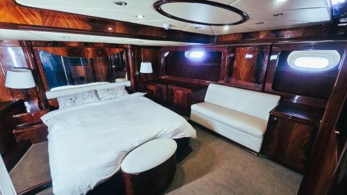 Dubai Marina Alquiler De Eote | Riviera Leisure Yachts Dubai