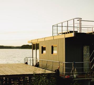 Chojnice Complejo | RiW Małe Swory - Domek pływający Houseboat i domki drewniane