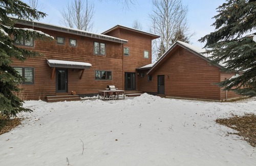 Wilson Casa | RMR: Cozy 4BR Home with Large Backyard to Relax