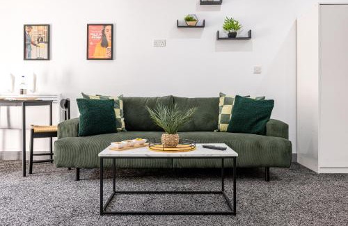 Cradley Apartamento | RNM - Business Traveller Ready, Quiet, Private Access & Entire Place, Kitchen & Washroom with amenities, Smart Tv, Easy Access, Fast Starlink WiFi, Parking Nearby