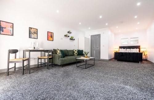 Cradley Apartamento | RNM - Business Traveller Ready, Quiet, Private Access & Entire Place, Kitchen & Washroom with amenities, Smart Tv, Easy Access, Fast Starlink WiFi, Parking Nearby