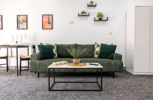 Cradley Apartamento | RNM - Business Traveller Ready, Quiet, Private Access & Entire Place, Kitchen & Washroom with amenities, Smart Tv, Easy Access, Fast Starlink WiFi, Parking Nearby