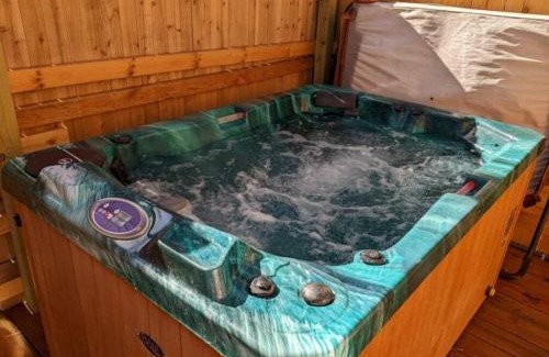Ruidoso Casa | Roadrunner - Cozy Cabin - Whirlpool and Hot Tub