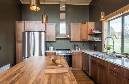 Cody Cabina | Roam (New!) Luxury cabin w/ 2 kings + queen, exclusive access to Grand Pergola w/ fire pit & griddle