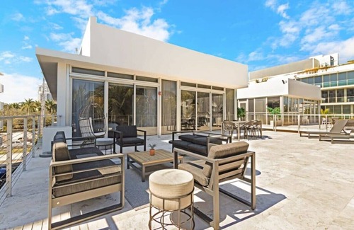 South Pointe Casa | Roami at 250 Collins | Rooftop Pool | Next to Beach