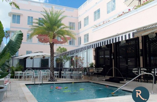 Flamingo/Lummus Apartamento | Roami at Hotel Astor | Pool | Queen Studio #13