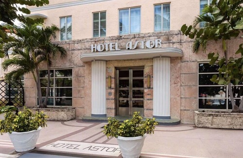 Flamingo/Lummus Apartamento | Roami at Hotel Astor | Pool | Queen Studio #13