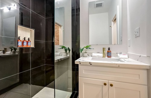 Arts/Warehouse District Casa | Roami at The Churchill | 2 Bedroom