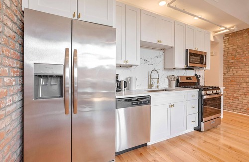 Arts/Warehouse District Casa | Roami at The Churchill | 2 Bedroom w/Balcony