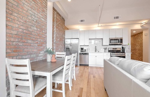 Arts/Warehouse District Casa | Roami at The Churchill | 2 Bedroom w/Balcony