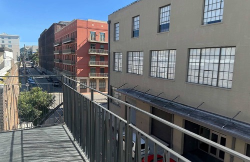 Arts/Warehouse District Casa | Roami at The Churchill | 2 Bedroom w/Balcony