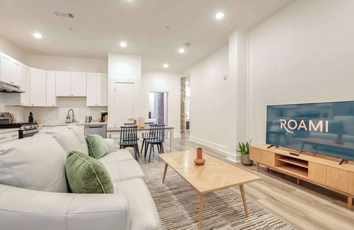 Arts/Warehouse District Casa | Roami at The Churchill | 3 Bedroom